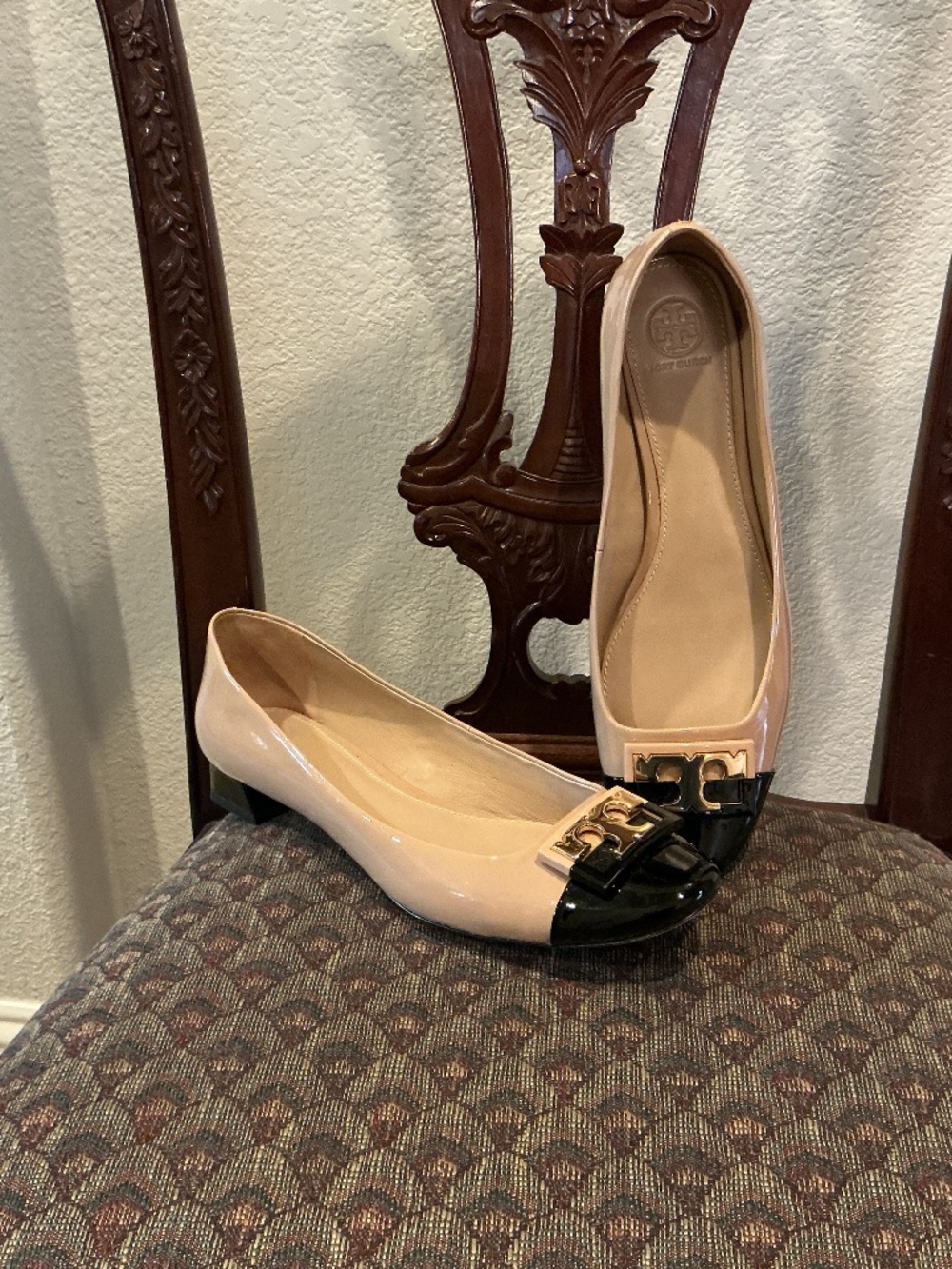 Tory Burch Elegant Shoes Size 10.5. Beige with black captoe and heels